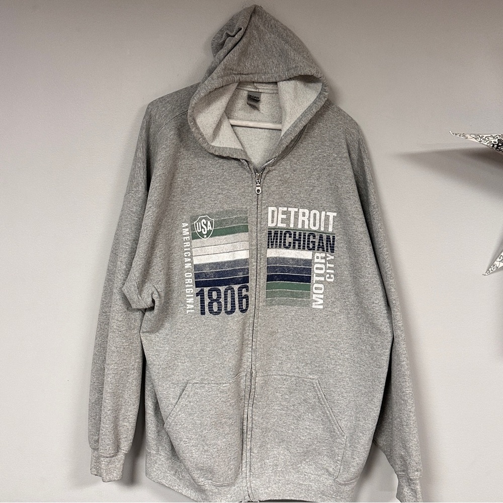 Gildan Heavy Blend Detroit  Michigan Gray Hoodie full zip, 2XL EUC
